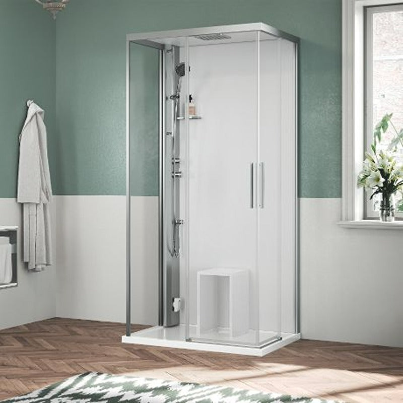 Ein moderner, minimalistischer Badezimmerbereich mit Novellini GLAX 1 2P+2F Dampfdusche in schwarzem Rahmen, hellen Wänden in Mintgrün und Weiß, Parkettboden und einem angrenzenden Entspannungsbereich mit Sofa und Couchtisch.